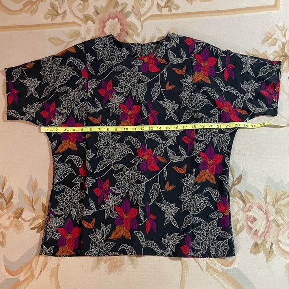 Size 14 vintage floral blouse on a black background. Very cute. - Picture 3 of 9